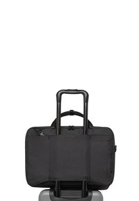 Borsa per laptop nera in tessuto con scomparti con zip, attaccata a un manico retrattile di una valigia con ruote. Texture liscia, design minimalista.