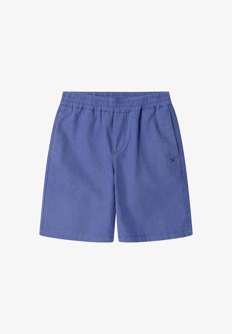 Blaue Shorts mit elastischem Bund, Seitentaschen und einem kleinen gestickten Logo auf der rechten Tasche, dargestellt vor weißem Hintergrund.