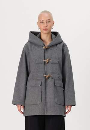 Manteau en mélange de laine gris avec une grande capuche, des fermetures à bascule et deux poches avant. Le tissu est texturé avec une finition douce.