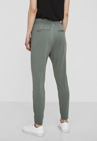 Vero Moda VMEVA STRING - Calças de fato de treino - dark green