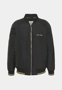 Blouson bomber noir avec fermeture éclair dorée, poignets et ourlet côtelés avec des rayures dorées, et logo "PEPE JEANS" sur la poitrine.