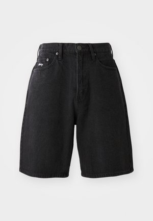 Schwarze Denim-Shorts mit hoher Taille, zwei Fronttaschen, einem Metallknopfverschluss und einem kleinen Markenlogo auf der linken Seite.