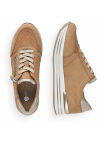 Baskets en daim beige avec détails perforés, lacets beiges, fermeture éclair argentée et un discret accent métallique au talon. Semelle blanche épaisse.