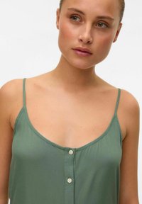 Vero Moda VMBUMPY SHORT SINGLET NOOS - Vestido informal - laurel wreath