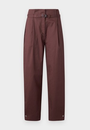 Mørkerøde vid bukser lavet af bomuld med bælte i taljen, plisseret foran og trykknapper ved anklerne. Glat tekstur, minimalistisk design.