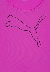 Fuksijasta majica brez rokavov z črno silhueto skakujočega puma logotipa na sprednji strani. Gladek, raztegljiv material z okroglim dekoltejem.