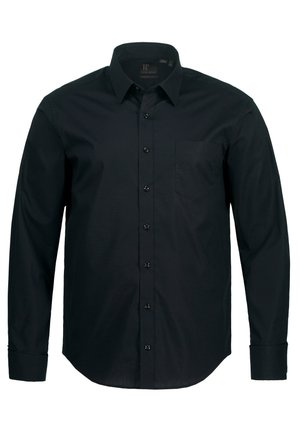 Camisa negra de manga larga hecha de tejido suave, con un cuello de punta, un bolsillo delantero y botones negros a lo largo del frente.