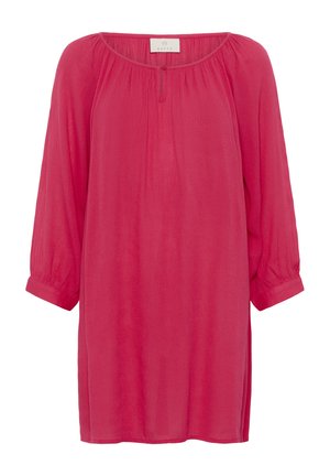 Fuksia löst sittande blus i lätt tyg, med rundad halsringning, trekvartslånga ärmar med uppvikt manschett och subtila veck.