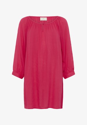 Fuksia löst sittande blus i lätt tyg, med rundad halsringning, trekvartslånga ärmar med uppvikt manschett och subtila veck.