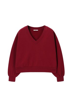 Pull uni bordeaux à manches longues avec col en V et poignets côtelés, présentant une coupe légèrement courte sur fond blanc.