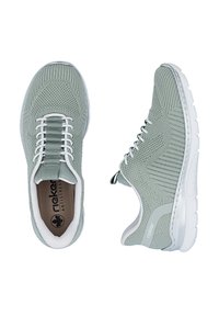 Jasnoszare dzianinowe trampki z białą podeszwą i sznurówkami, jedno but z widokiem z góry, drugie z boku, z logo Rieker.