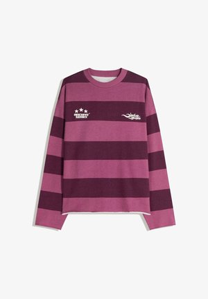 Bluza cu mâneci lungi, cu dungi alternante în nuanțe de mov închis și deschis, cu text alb și trei stele pe partea stângă a pieptului.