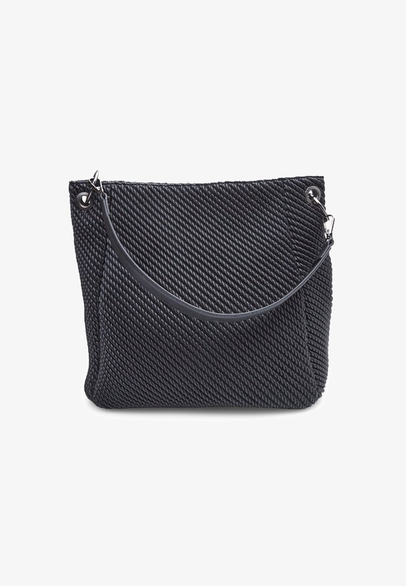 Borsa a tracolla nera intrecciata con una superficie texture, dotata di una tracolla sottile e accessori in argento. Forma rettangolare con fondo piatto.