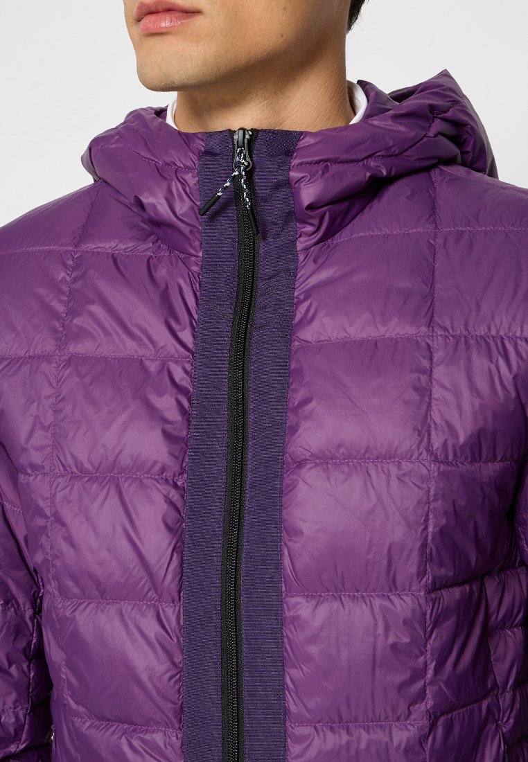 Lila Nylon-Steppjacke mit Reißverschluss, Kapuze und gestepptem Design. Mit einem kontrastierenden schwarzen Reißverschluss und vertikalem Blockdesign.