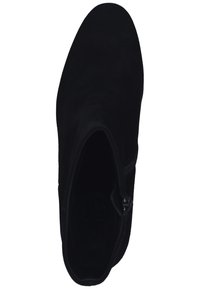 Botín de ante negro, con forma elegante, punta redonda, cierre de cremallera lateral para un fácil uso, superficie texturizada con detalles de diseño minimalista.