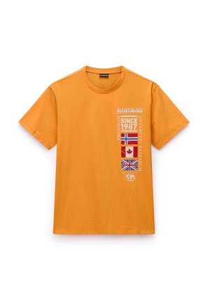 Oranssi puuvillapaita lyhyillä hihoilla, jossa on valkoinen graafinen kuvio, jossa teksti ja useita lippuja vasemmalla puolella. Sujuva pinta.
