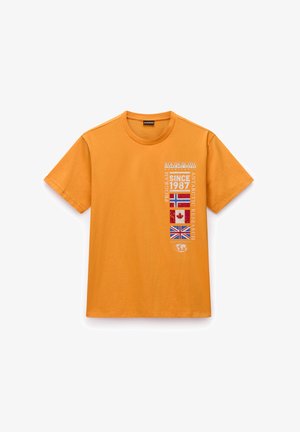Oranges Baumwoll-T-Shirt mit kurzen Ärmeln, das auf der linken Seite eine weiße Grafik mit Text und mehreren Fahnen zeigt. Glatte Textur.