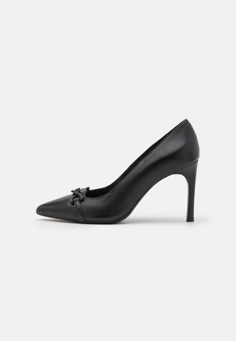 Décolleté nera in pelle con tacco alto, punta affilata, dettaglio a nodo decorativo davanti e una finitura liscia e sleek.