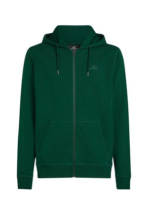 Sudadera con cremallera de color verde oscuro, hecha de una tela suave, que cuenta con un bolsillo frontal, cordones ajustables y un sutil logo en el pecho.