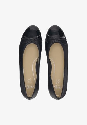 Ballerines noires avec un embout en vernis, un accent en ruban et une doublure douce. Design confortable avec une forme arrondie.