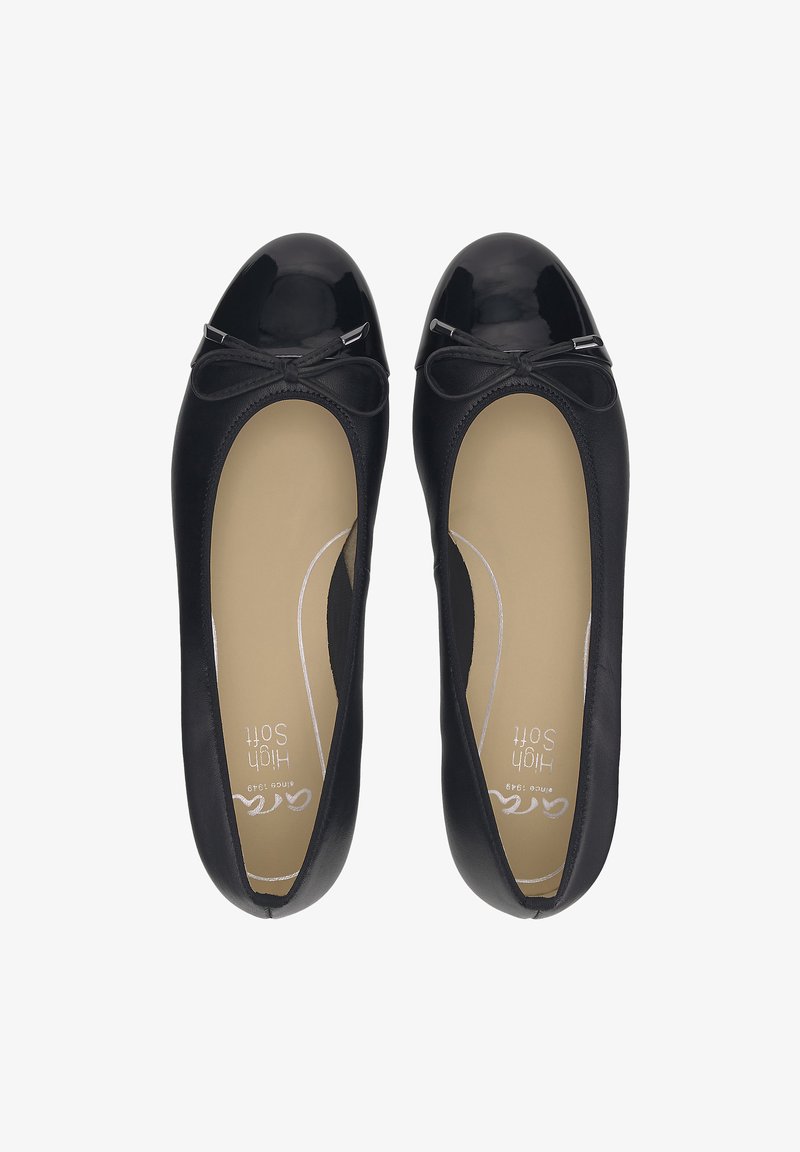 Ballerines noires avec un embout en vernis, un accent en ruban et une doublure douce. Design confortable avec une forme arrondie.