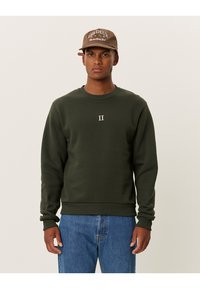 Dunkelgrüner Sweatshirt mit rundem Ausschnitt, gerippten Bündchen und Saum. Verfügt über ein kleines, weißes "II", das auf der Brust gestickt ist. Leger geschnitten.