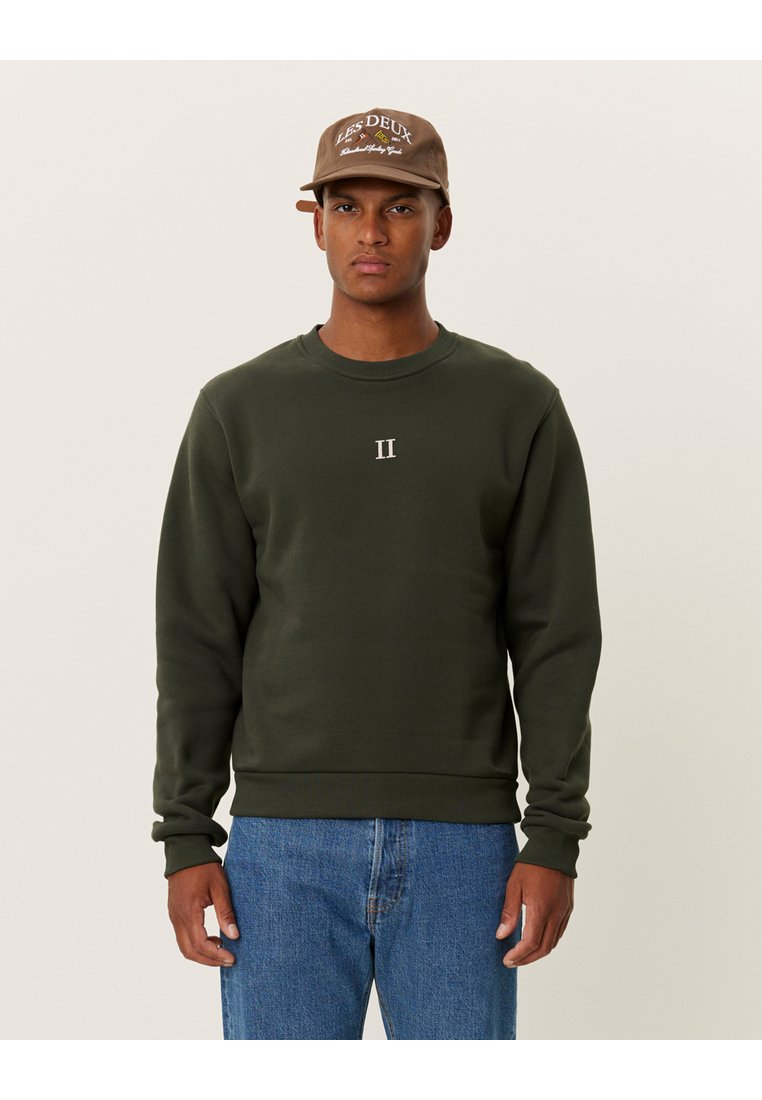 Dunkelgrüner Sweatshirt mit rundem Ausschnitt, gerippten Bündchen und Saum. Verfügt über ein kleines, weißes "II", das auf der Brust gestickt ist. Leger geschnitten.