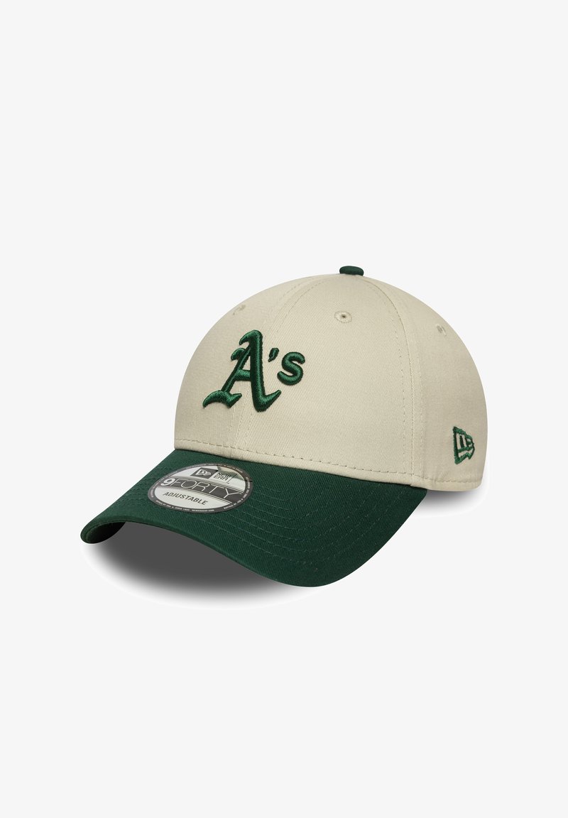 Boné de beisebol creme com aba verde e logótipo "A's" bordado. Apresenta um design estruturado e uma correia ajustável na parte de trás.