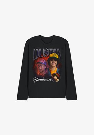 Schwarzes Langarmshirt mit grafischen Drucken von zwei Charakteren und dem Text "DUSTIN Henderson" in fetter Schrift.