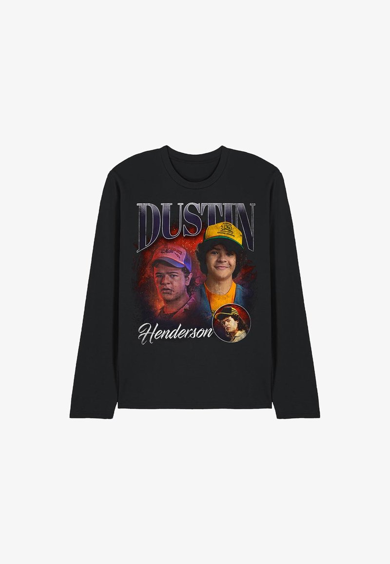 Schwarzes Langarmshirt mit grafischen Drucken von zwei Charakteren und dem Text "DUSTIN Henderson" in fetter Schrift.