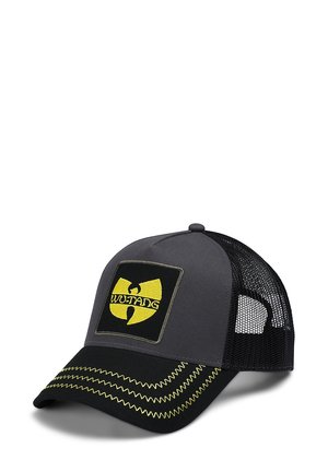 Gorra trucker negra y gris con un parche del logo de Wu-Tang amarillo, parte trasera de malla y costuras amarillas en contraste a lo largo del borde.