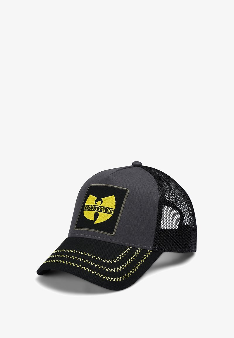 Crna i siva trucker kapa s žutim Wu-Tang logom na zakrpi, mrežasti stražnji dio i kontrastno žuto šavovi duž obruba.