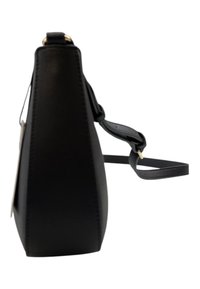 Borsa a tracolla nera in pelle con texture e forma triangolare. Presenta una tracolla removibile e accessori in tonalità oro. Design minimalista.