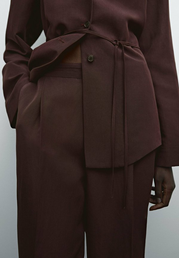 FLOWING WITH DARTS AND THIN WAISTBAND - Trousers - bordeaux3