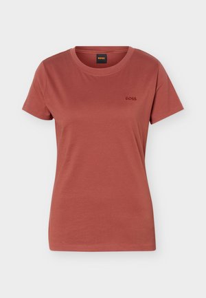 Tricou pentru femei, cu mâneci scurte, de culoare ruginie, cu decolteu rotund și logo mic „BOSS” brodat pe pieptul stâng.