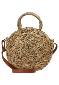 Borsa rotonda in paglia intrecciata con manico a treccia e tracolla in pelle marrone regolabile su uno sfondo bianco.