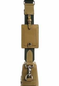 Bretella in nylon khaki con accenti verdi, dotata di portatessere staccabile, hardware in argento e dettagli in superficie testurizzata.