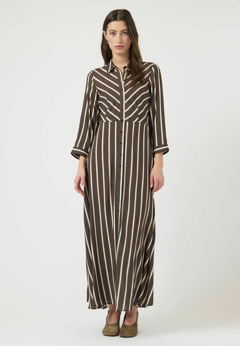 Robe boutonnée aux longues rayures marron et crème, avec col et manches trois-quarts, offrant une coupe décontractée et une texture douce.