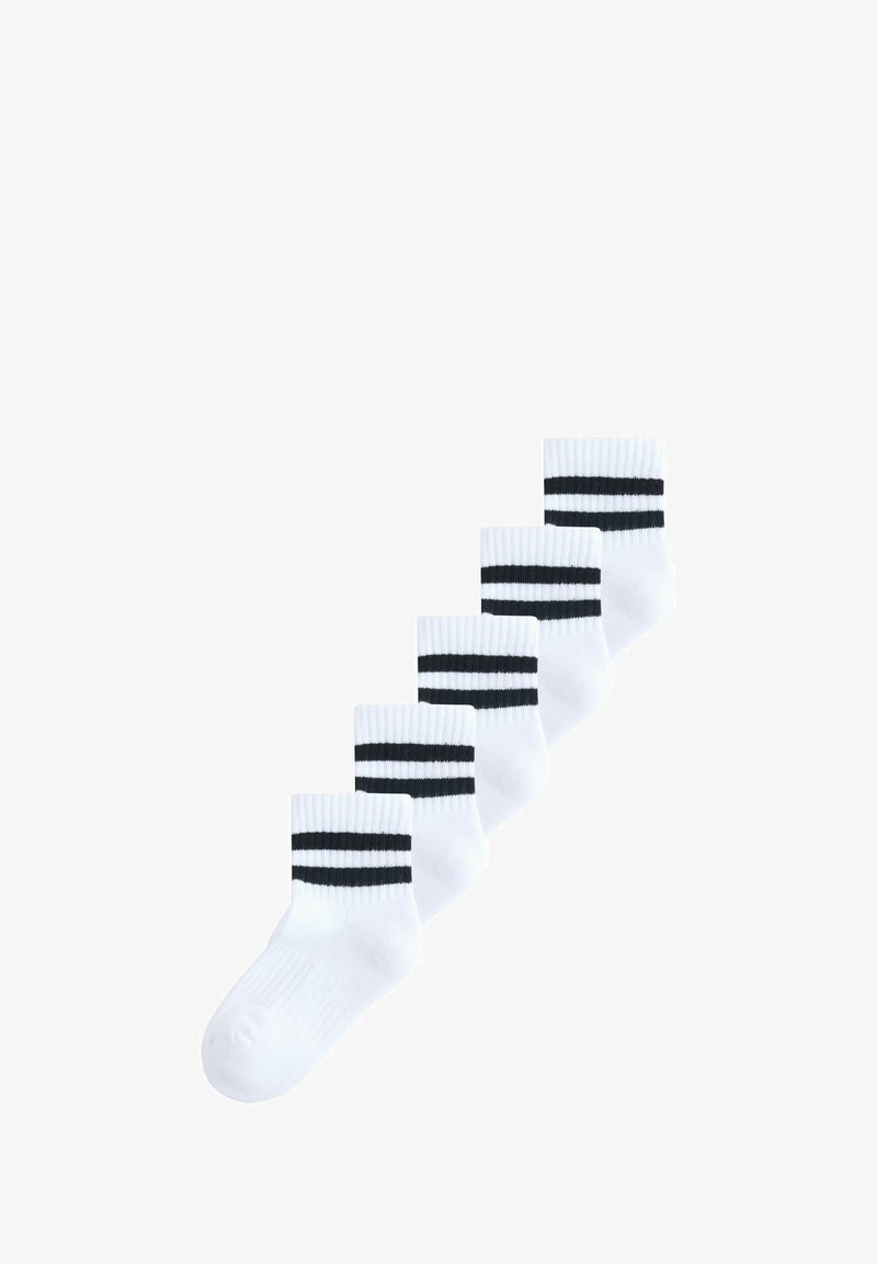Chaussettes blanches en coton avec deux rayures noires, dotées d'un bord côtelé et d'une texture lisse. Cinq paires alignées côte à côte.