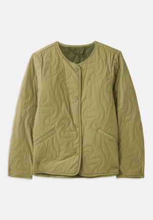 Quilted olivgrüne Jacke mit rundem Ausschnitt, vorderen Knöpfen, zwei Seitentaschen und wellenförmigem Steppmuster. Weicher Stoffeindruck.