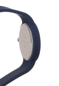 Reloj de silicona azul con fondo de acero inoxidable, presenta una correa texturizada y el nombre de la marca "SUPERGA" grabado en el lateral. Resistente al agua hasta 3 ATM.