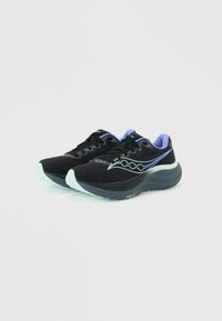 Ζευγάρι μαύρα παπούτσια τρεξίματος με μαξιλαρωμένη σόλα και εσωτερική επένδυση σε γαλάζιο χρώμα, με λογότυπο σε σχήμα κύματος στο πλάι.