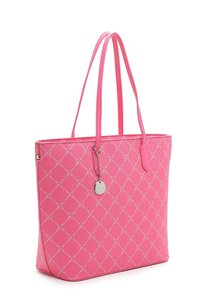 Sac fourre-tout rose avec motif en losanges et points blancs, deux longues anses, et un pendentif rond argenté suspendu à une anse.