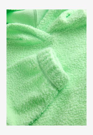 Bluza polarowa o jasnym miętowym kolorze z teksturowaną, puszystą powierzchnią. Posiada kaptur oraz prążkowany kołnierz dla większego komfortu.