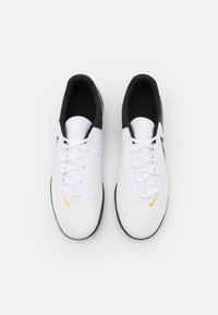 Nike Performance PHANTOM GX 2 CLUB - Dvoranske nogometne kopačke - white/black/metallic gold coin