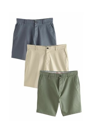 Tres pares de pantalones cortos: gris oscuro, beige y verde oliva. Hechos de una tela ligera, con frente plano, bolsillos y cierres de botón.