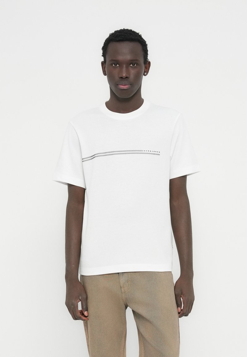 Λευκό βαμβακερό t-shirt με οριζόντια γκρι ρίγα και το κείμενο «JACK&JONES». Στρογγυλή λαιμόκοψη, κοντά μανίκια, ίσια γραμμή, μινιμαλιστικός σχεδιασμός.