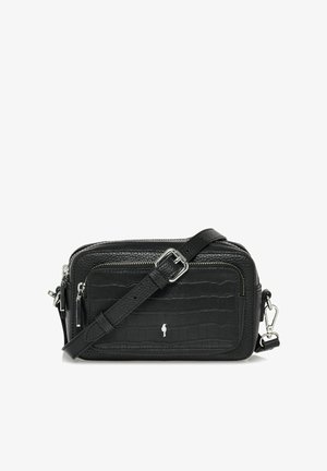 Czarna torebka na ramię wykonana z teksturowanej sztucznej skóry z wzorem krokodyla, z metalowymi elementami w kolorze srebrnym i odpinanym, regulowanym paskiem.