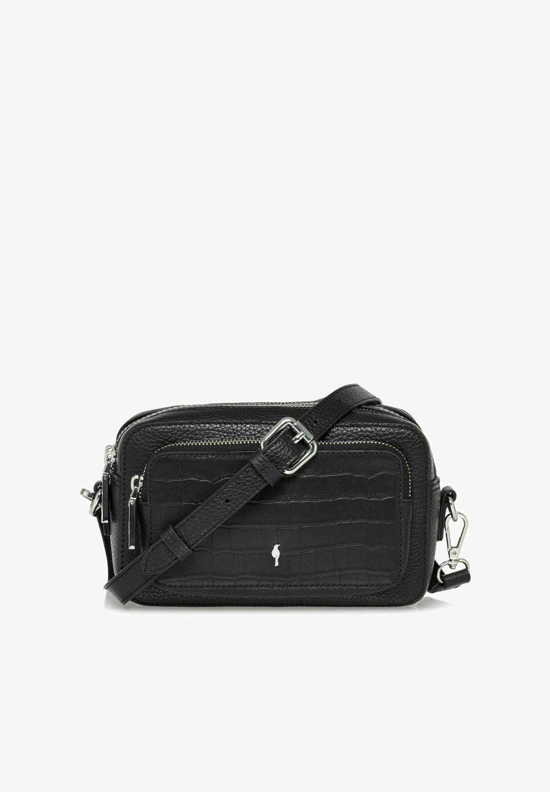 Czarna torebka na ramię wykonana z teksturowanej sztucznej skóry z wzorem krokodyla, z metalowymi elementami w kolorze srebrnym i odpinanym, regulowanym paskiem.