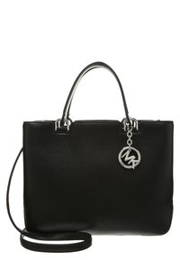 Borsa a mano in pelle nera con doppio manico superiore, tracolla rimovibile, finiture in argento e un charm a forma circolare. Texture liscia e forma strutturata.